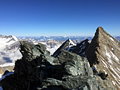 auf dem Gipfel der Lenzspitze 4'294 m mit Sicht auf den Verbindungsgrat zum Nadelhorn