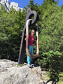 Kletterhaken mit Karabiner: Monument für die im Zweiten Weltkrieg gefallenen Bergsteiger